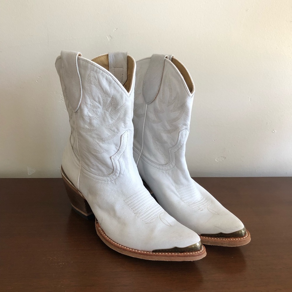 Elegant White Heeled Cowboy Boots